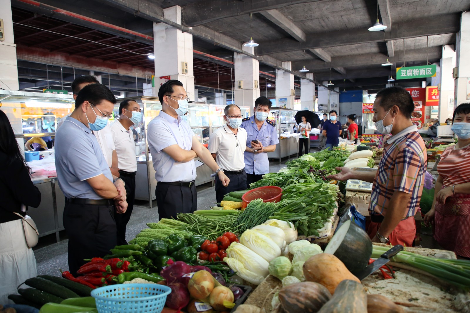 惠東縣委書記郭武飄（左三）帶隊檢查市場食品安全.jpg